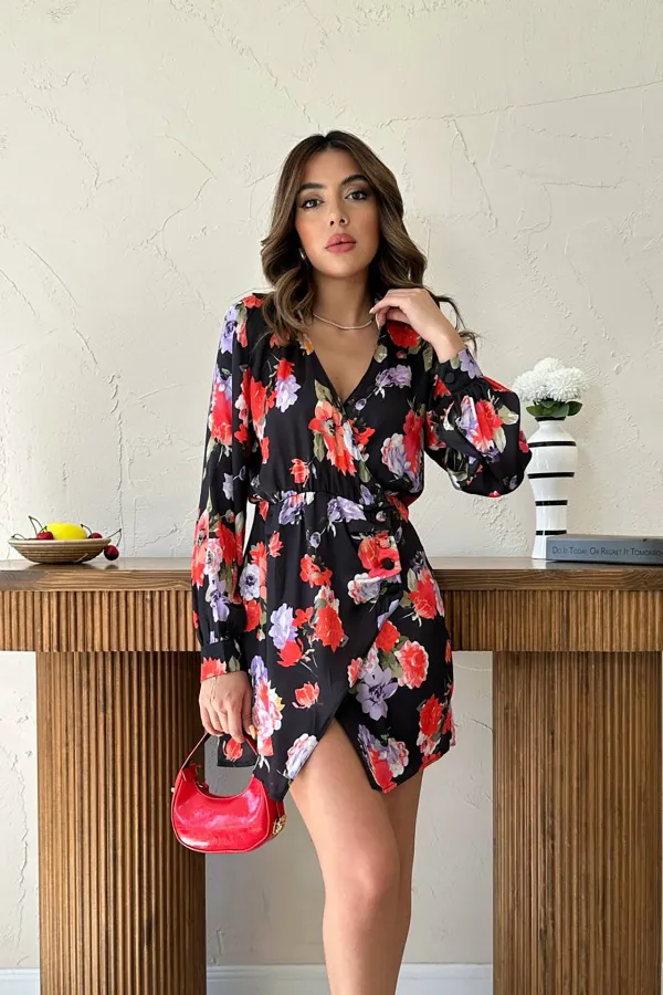 Robe en satin ceinturée