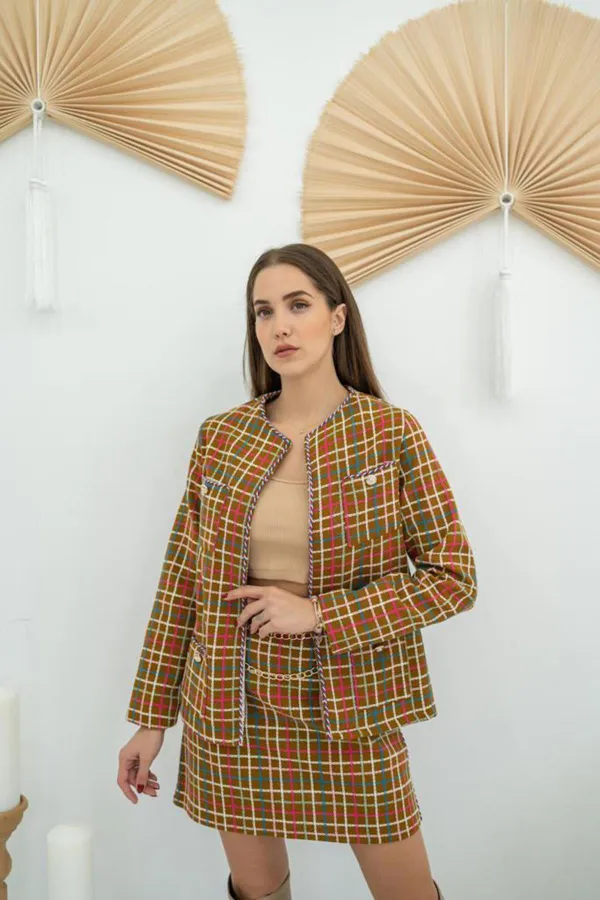 Ensemble veste ouverte sur le devant et jupe à chaîne