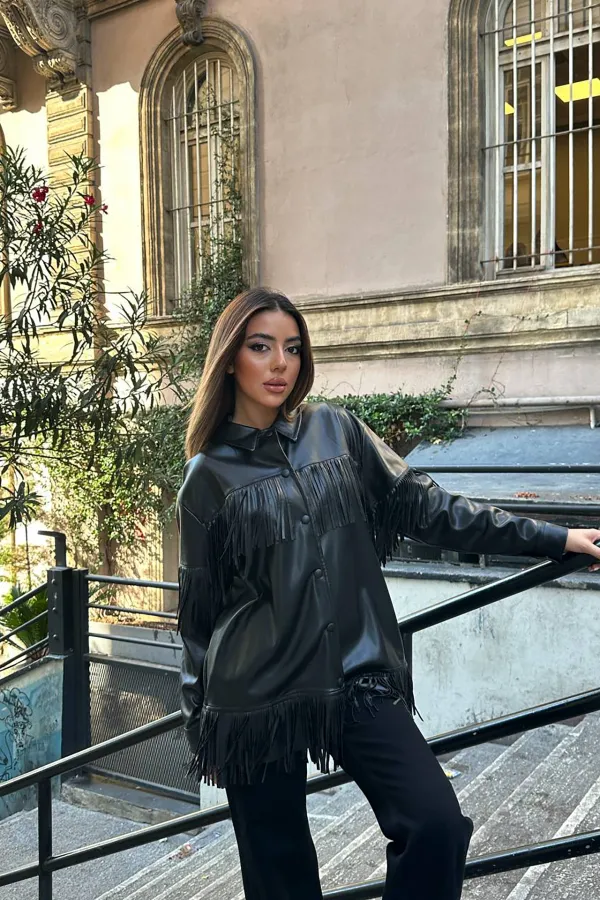 Chemise en cuir à pompons