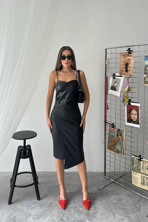 Robe courte plissée en cuir