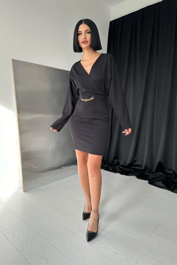 Robe détaillée avec chaîne