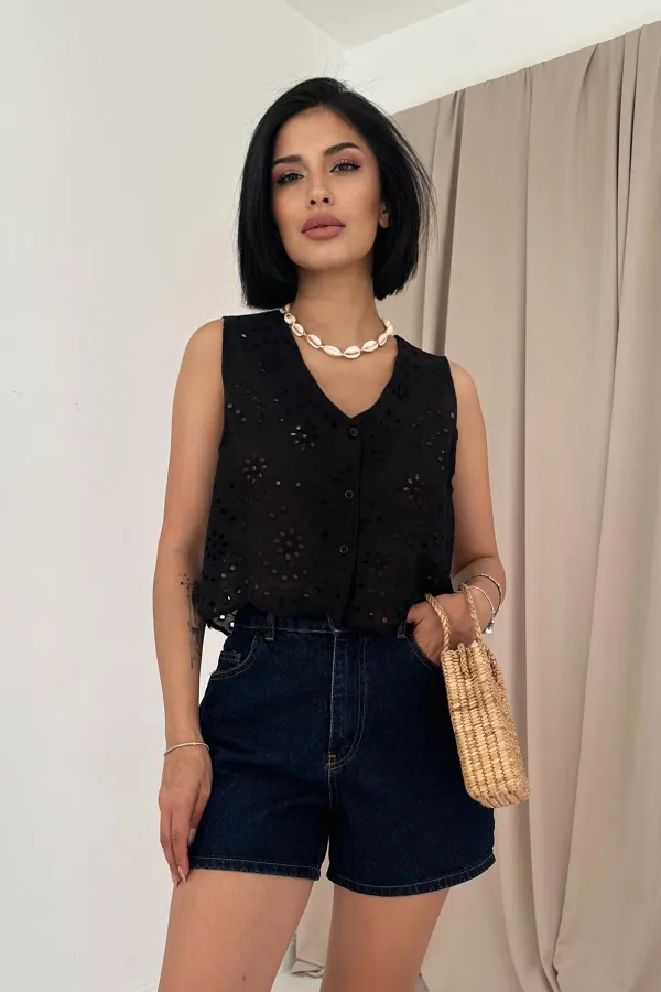 Zero Sleeve Embroidered Blouse