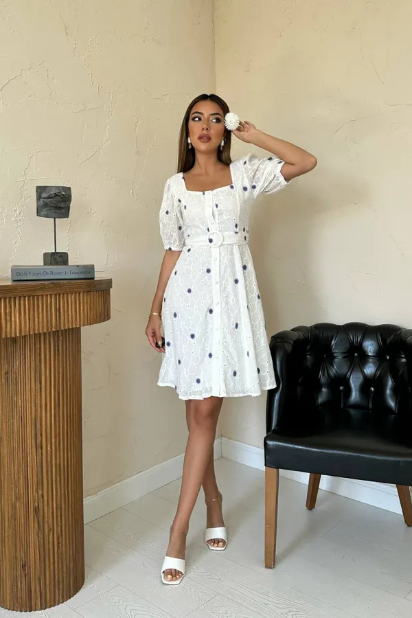 Robe à col carré avec ceinture