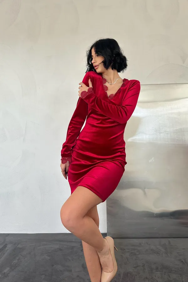 Yaka ve Kol Dantelli Mini Elbise