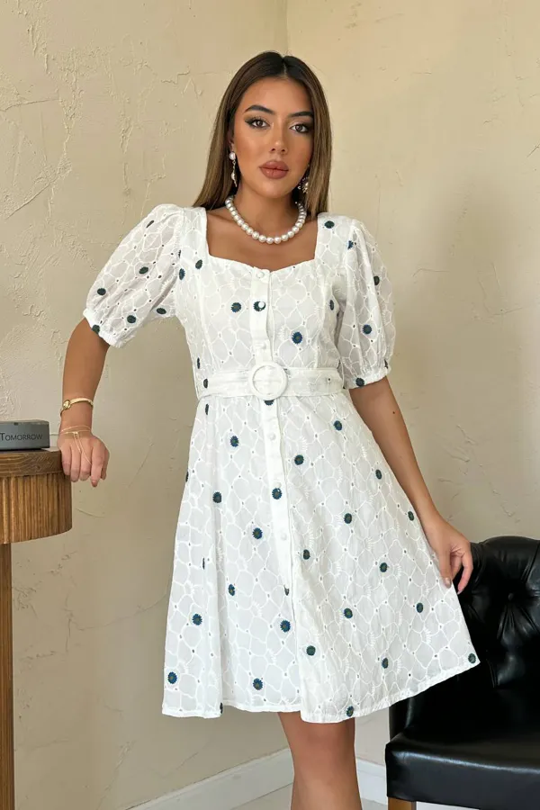 Robe à col carré avec ceinture