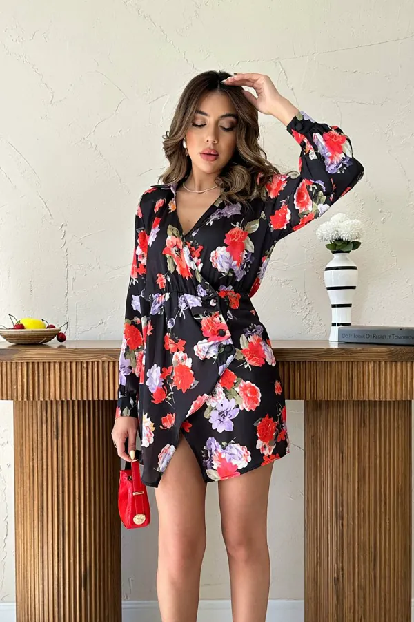 Robe en satin ceinturée