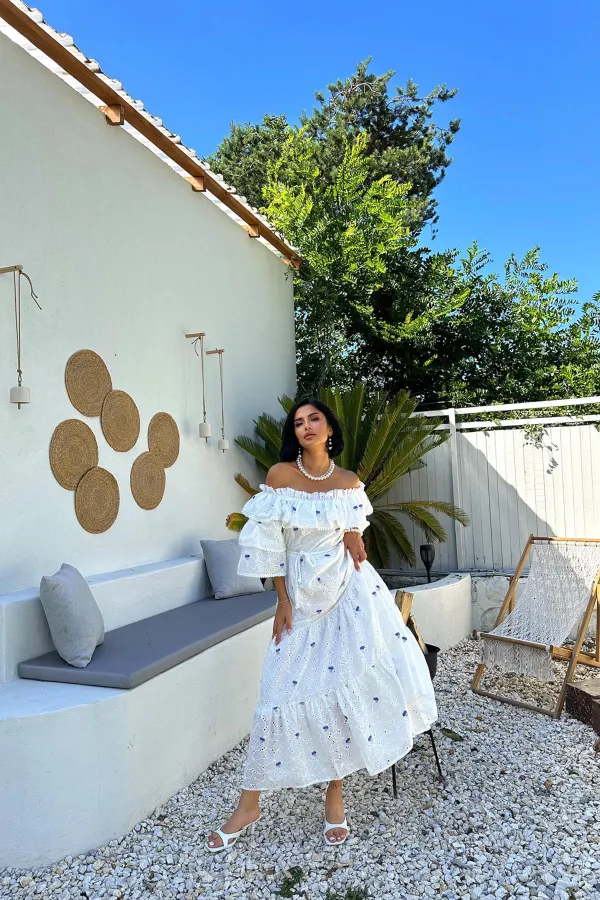 Omuzları Lastikli Brode Elbise