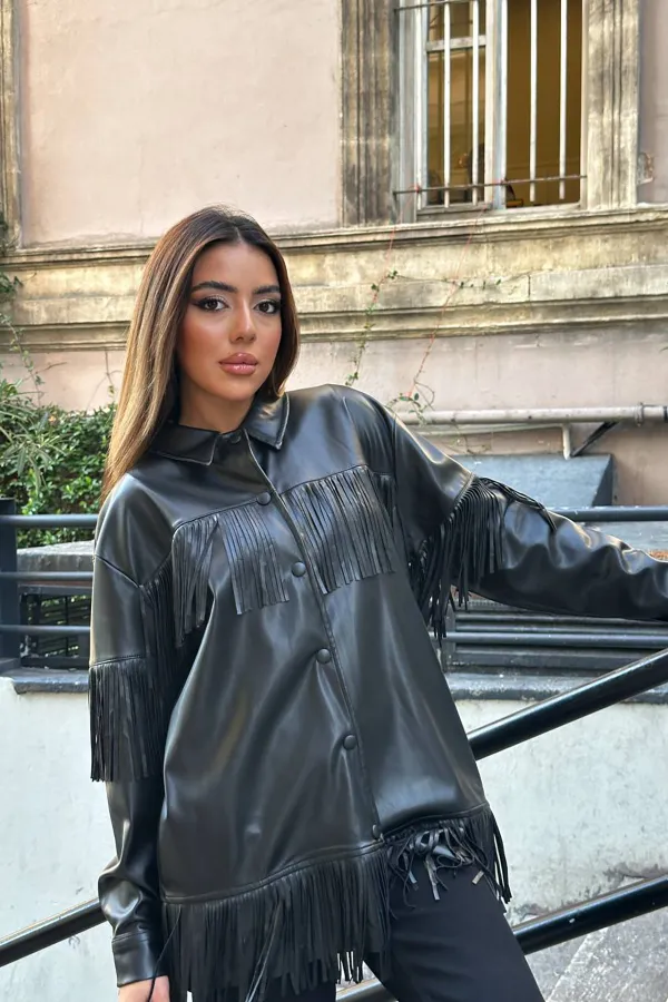 Chemise en cuir à pompons