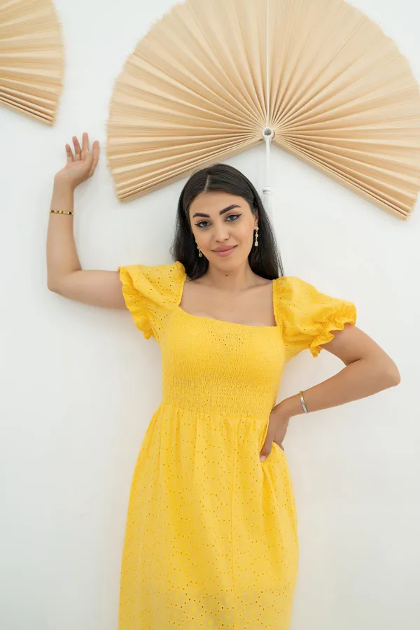 Robe festonnée à boucles