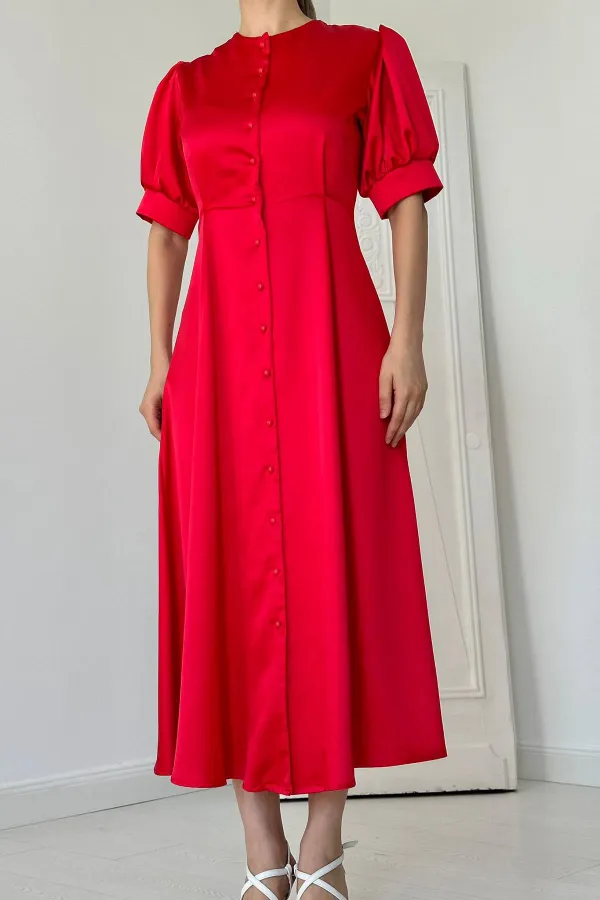 Robe en satin avec fermeture à boutons