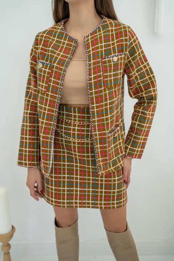 Ensemble veste ouverte sur le devant et jupe à chaîne