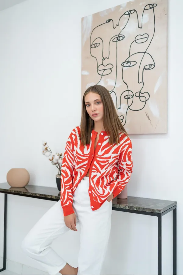 Desenli ve Düğmeli Kısa Hırka