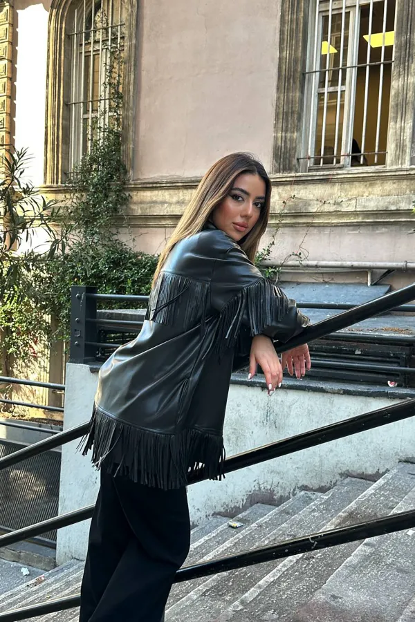 Chemise en cuir à pompons