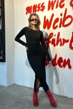 Robe longue à manches longues et fente en tissu doux au toucher