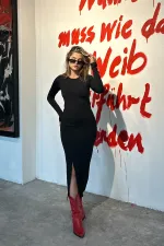 Robe longue à manches longues et fente en tissu doux au toucher