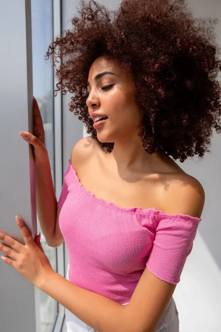 Blouse courte en maille à col Carmen