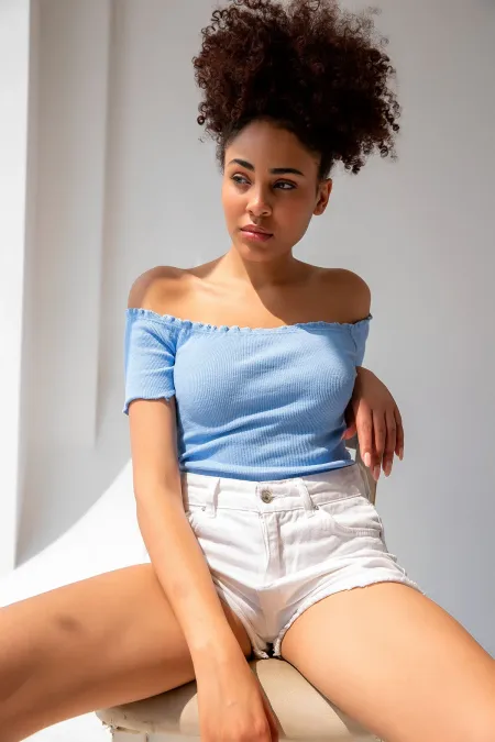 Blouse courte en maille à col Carmen