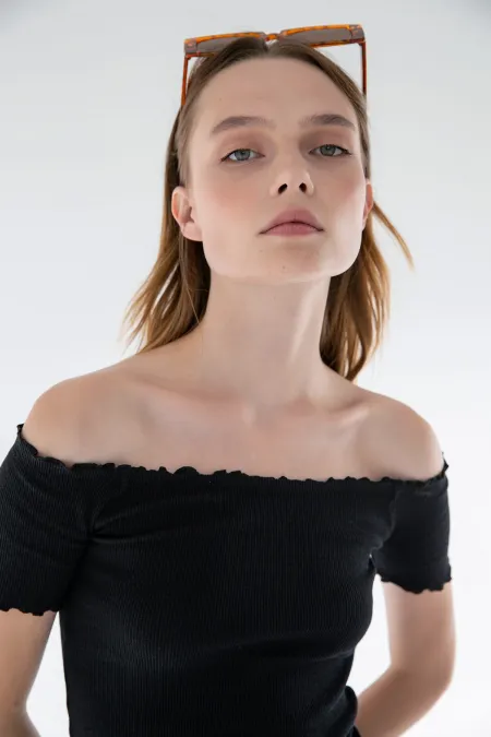 Blouse courte en maille à col Carmen
