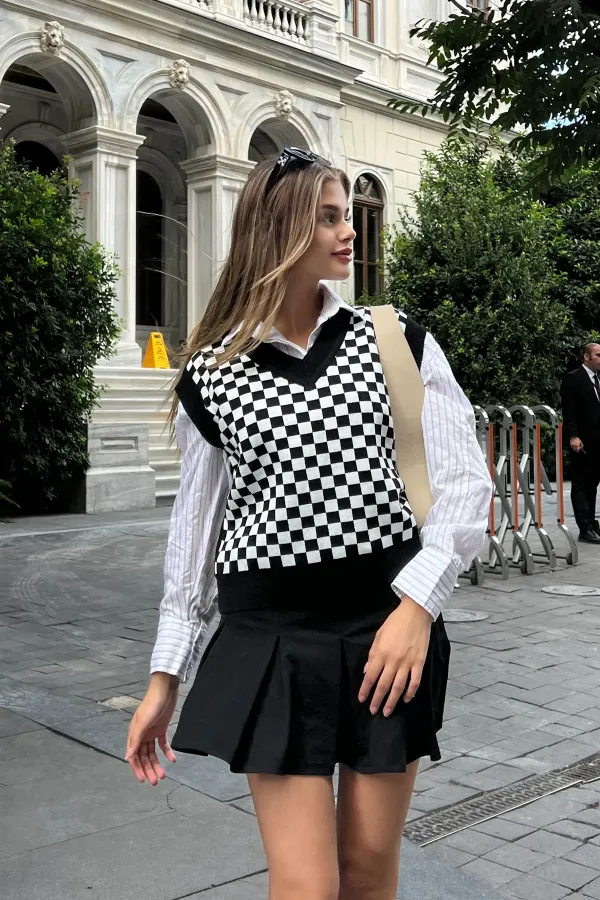 Plaid Pattern V-Neck Sweater