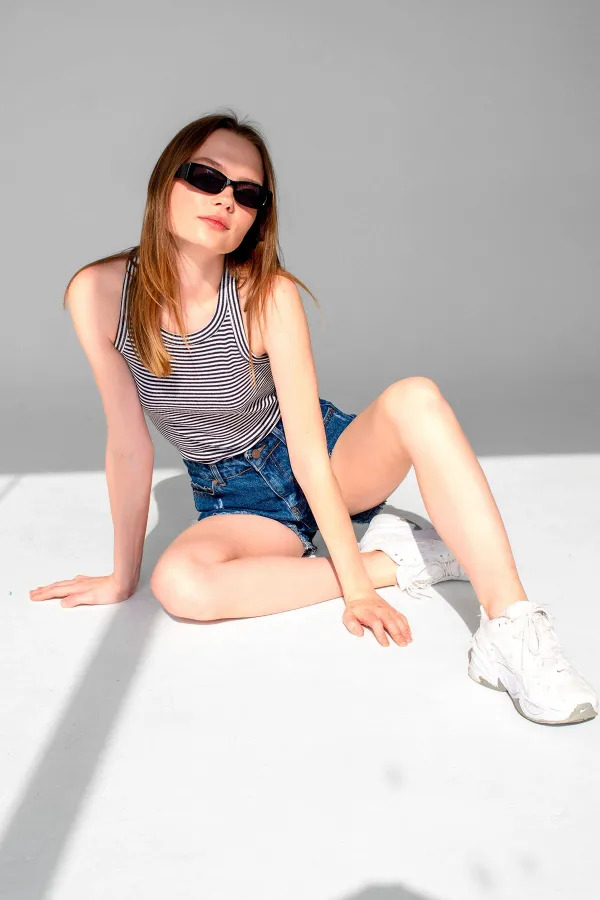 Débardeur sans manches à rayures côtelées et col halter