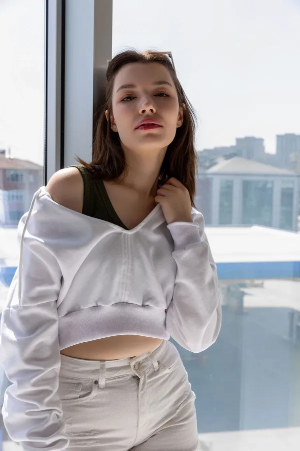 Hooded V-Neck Crop Sweatshirt with Thick Fleece Lining