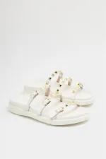 Chaussons tendance blancs à clous dorés