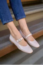Ballerines à bout émoussé et bride unique en cuir verni crème