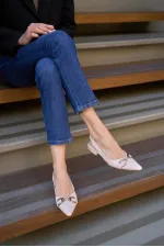 Ballerine beige avec détail accessoire Ballerine beige avec détail accessoire