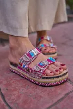 Chaussons plateformes à boucles avec détails en pierres et perles, fuchsia Chaussons plateformes à boucles avec détails en pierres et perles, fuchsia