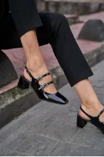 Chaussures à talons ouvertes en cuir verni noir avec détail de bande
