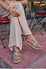 Chaussons à plateforme avec boucle et détails en pierres et perles, beige Chaussons à plateforme avec boucle et détails en pierres et perles, beige