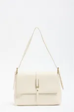 Sac à main et bandoulière crème avec boucle dorée détaillée Sac à main et bandoulière crème avec boucle dorée détaillée