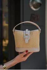Sac à main et à bandoulière à boucle au design moderne en paille crème