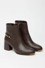 Bottes modernes à talons blocs avec clous dorés marron - Élégantes Bottes modernes à talons blocs avec clous dorés marron - Élégantes