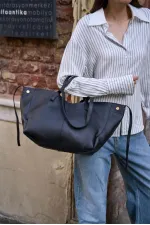 Sac à main et à bandoulière détaillé en similicuir noir