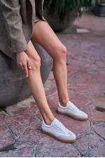 Baskets blanches avec logo détaillé