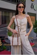 Sac à main et à bandoulière avec boucle et détails en osier, couleur crème