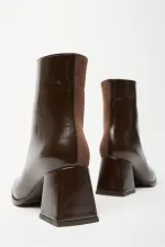 Bottes et bottines en daim verni marron pour femmes, talons à bout arrondi, cuir PU contrasté, fermeture éclair élégante Bottes et bottines en daim verni marron pour femmes, talons à bout arrondi, cuir PU contrasté, fermeture éclair élégante