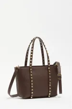 Sac à main et à bandoulière en cuir synthétique marron pour femme, petit format, avec boucle et détails cloutés Sac à main et à bandoulière en cuir synthétique marron pour femme, petit format, avec boucle et détails cloutés