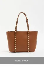 Sac à main et à bandoulière en cuir PU beige pour femme, petit format, avec boucle et détails cloutés