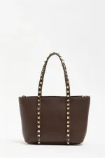 Sac à main et à bandoulière en cuir synthétique marron pour femme, petit format, avec boucle et détails cloutés Sac à main et à bandoulière en cuir synthétique marron pour femme, petit format, avec boucle et détails cloutés