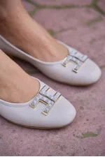 Ballerines à semelles plates et boucles beiges