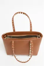 Sac à main et à bandoulière en cuir PU beige pour femme, petit format, avec boucle et détails cloutés