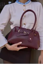Sac rétro avec accessoires dorés, sac à main et sac bandoulière, bordeaux