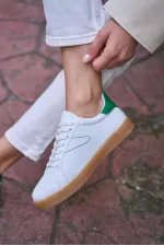 Baskets rétro à semelles détaillées blanches et vertes Baskets rétro à semelles détaillées blanches et vertes