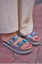 Chaussons à plateforme avec boucle et détails en pierres et perles, noirs
