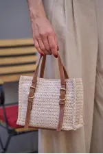 Sac à main et à bandoulière avec boucle et détails en osier, couleur crème