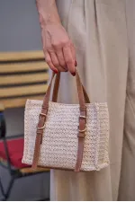 Sac à main et à bandoulière avec boucle et détails en osier, couleur crème