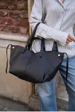 Sac à main et à bandoulière détaillé en similicuir noir