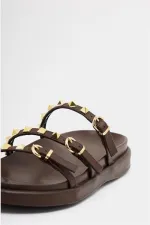 Chaussons tendance marron avec détails clous dorés Chaussons tendance marron avec détails clous dorés